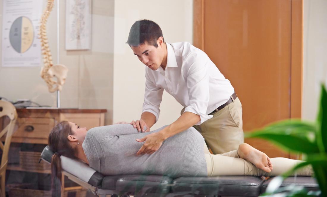 chiropractor-and-patient Chỉnh sửa thần kinh cột sống