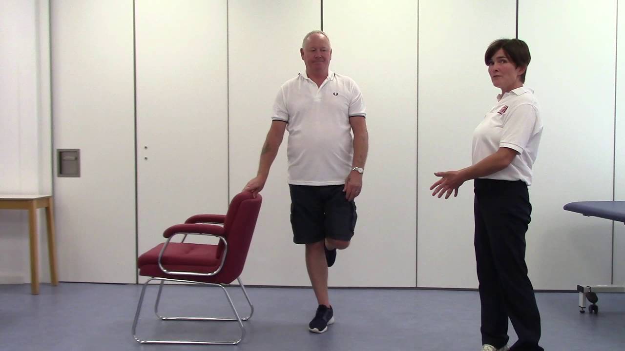 one_leg_standing Bệnh nhân cong vẹo cột sống có vấn đề về thăng bằng